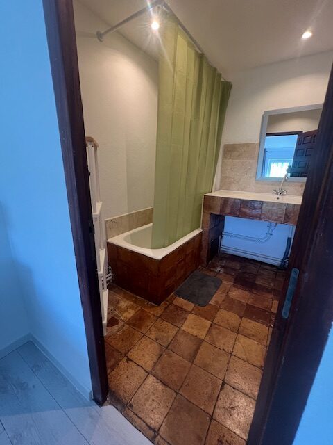 Salle de bain chambre 1 Gîte les Vignes